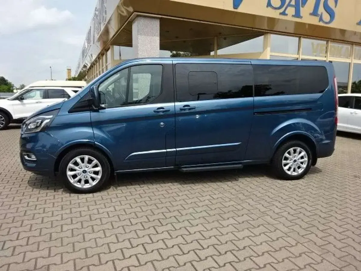 Gebraucht Ford Tourneo Titanium 185 PS (136 kW) 2021 Chromablau metallic Van / Kleinbus
