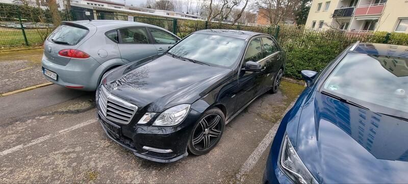 Schwarz Gebraucht 2011 Mercedes E350 Limousine | 6.800 € - Bild 1/4