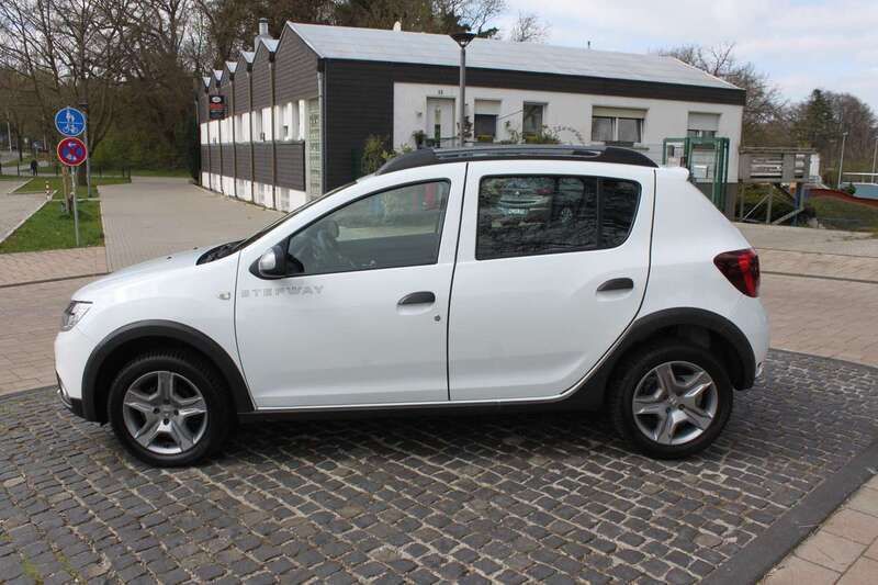Weiß Gebraucht 2018 Dacia Sandero Stepway Kleinwagen | 9.950 € (Fairer Preis) - Bild 1/4