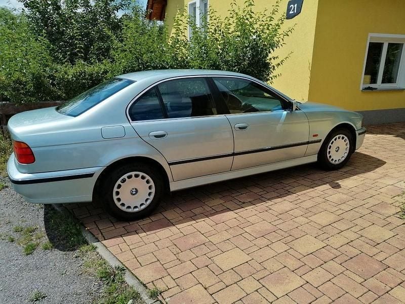 Grün Gebraucht 1999 BMW 528 Limousine | 10.000 € - Bild 1/4