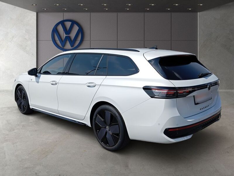 Gebraucht VW Passat R-line 150 PS (110 kW) 2024 Oryxweiß perlmutteffekt Kombi