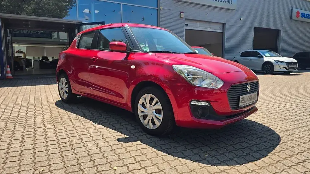 Gebraucht Suzuki Swift Club 90 PS (66 kW) 2017 Rot Kleinwagen