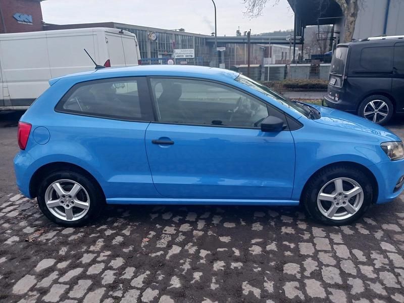 Gebraucht VW Polo 60 PS (44 kW) 2014 Blau Kleinwagen