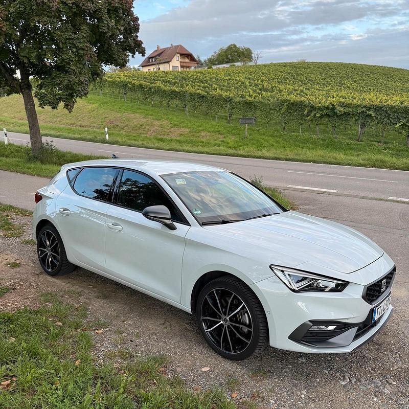 Weiß Gebraucht 2020 Seat Leon FR Limousine | 17.100 € (Superpreis) - Bild 1/4