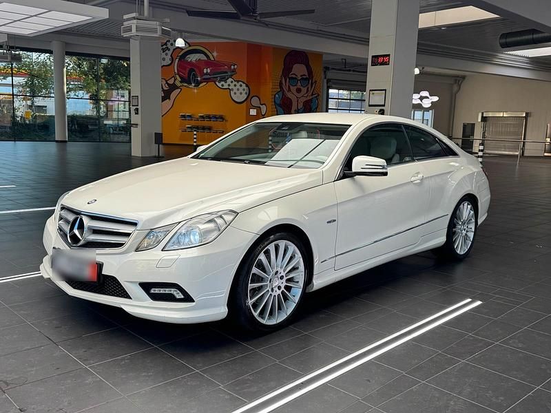 Weiß Gebraucht 2011 Mercedes E350 AMG Coupé | 10.500 € (Guter Preis) - Bild 1/4