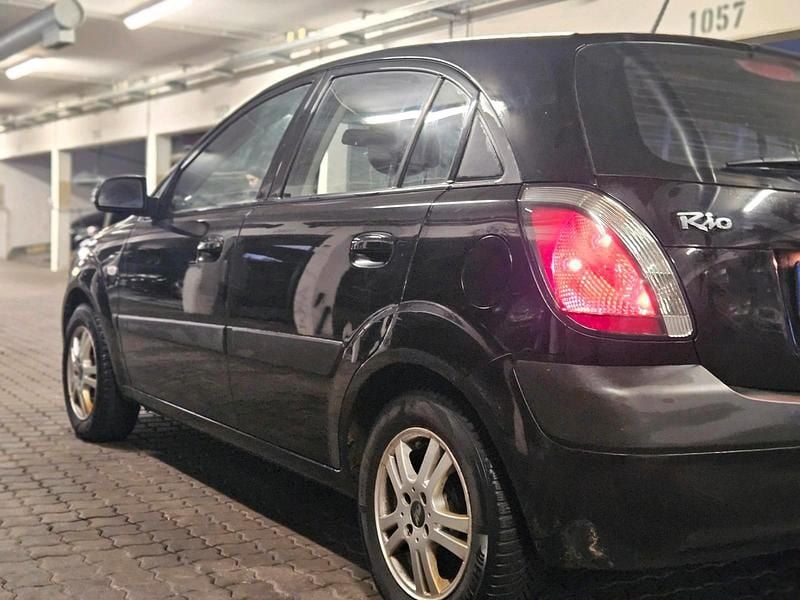 Gebraucht Kia Rio 69 PS (50 kW) 2009 Schwarz Limousine