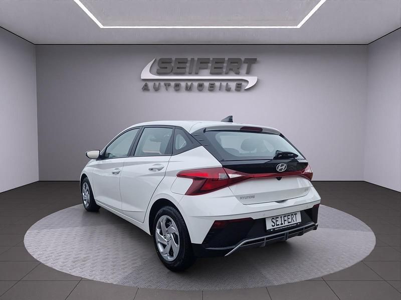 Gebraucht Hyundai i20 79 PS (58 kW) 2025 Atlas white / sol Limousine