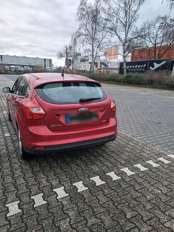 Gebraucht Ford Focus 125 PS (91 kW) 2013 Rot Limousine
