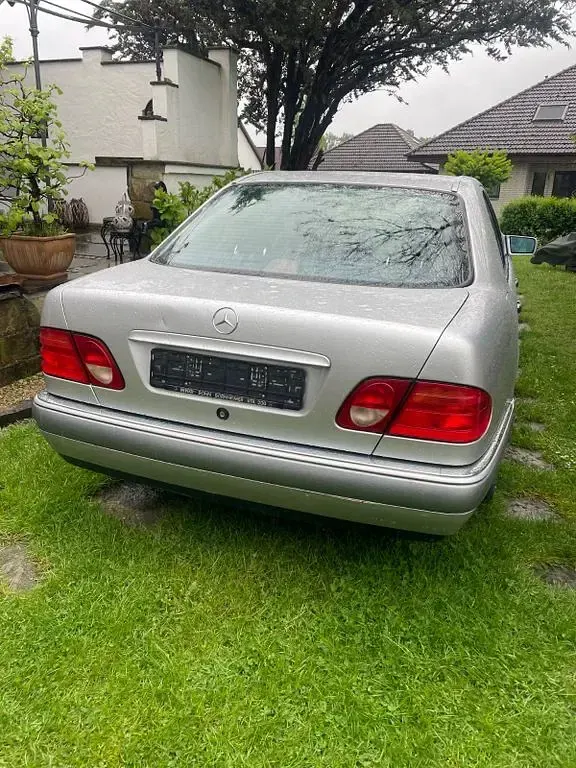 Gebraucht Mercedes E280 Classic 204 PS (150 kW) 1998 Silber Limousine