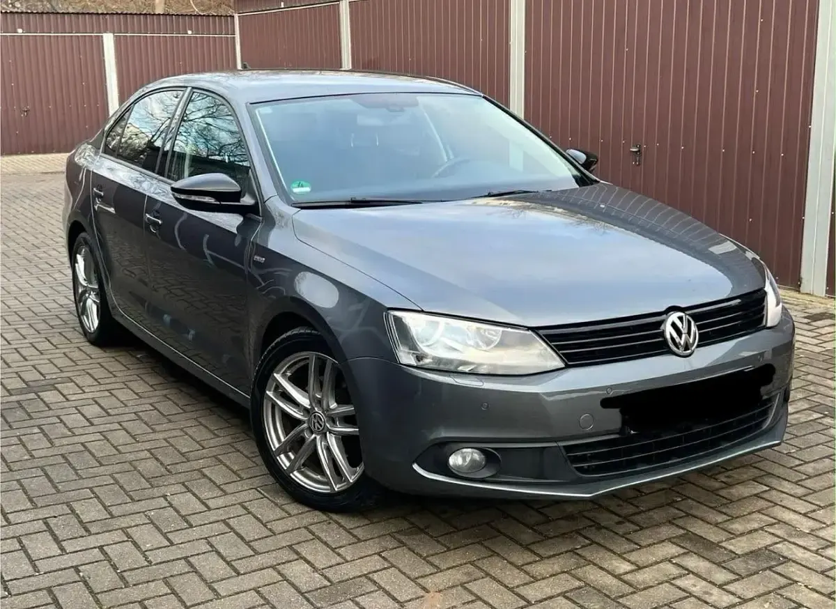 Gebraucht VW Jetta Match 105 PS (77 kW) 2013 Grau Limousine