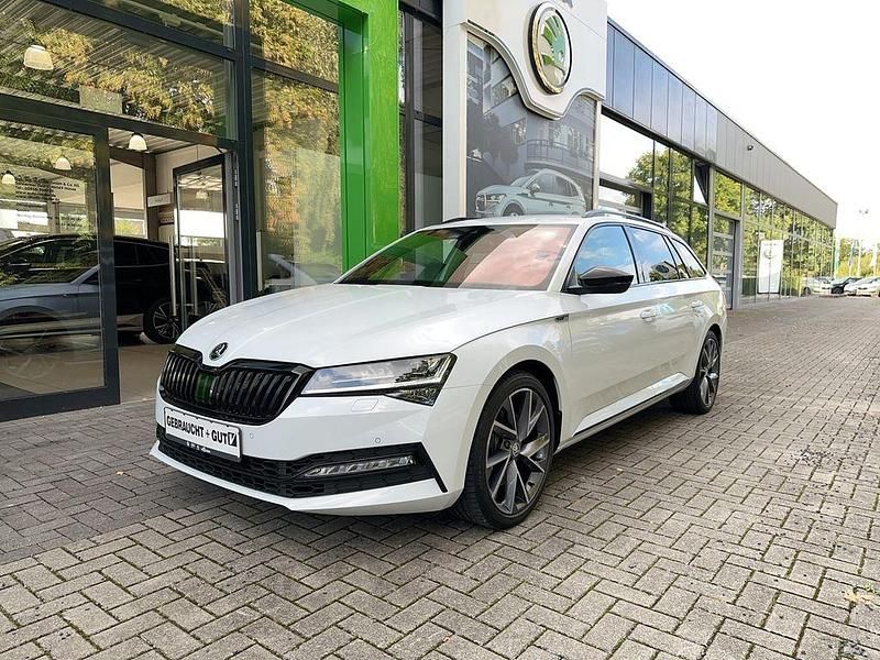 Weiß Gebraucht 2022 Skoda Superb SportLine Kombi | 33.450 € (Fairer Preis) - Bild 1/4