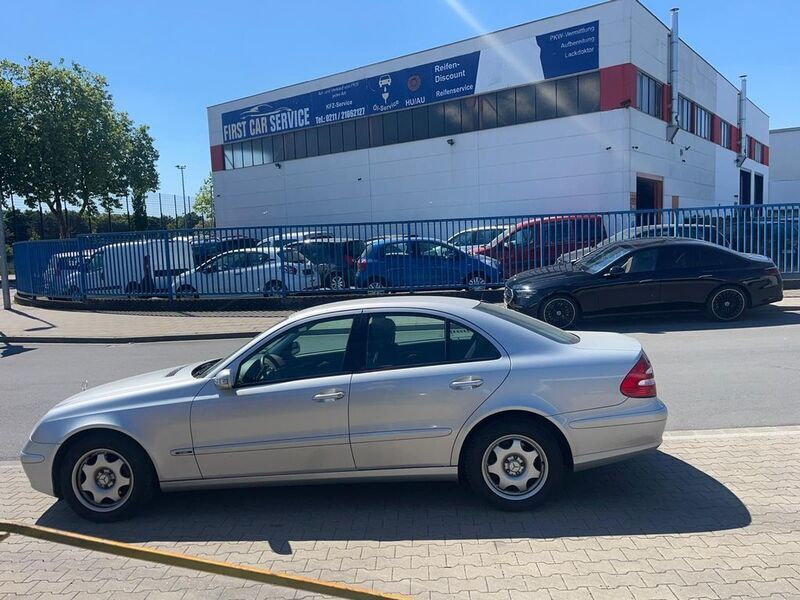 Silber Gebraucht 2004 Mercedes E200 Limousine | 6.499 € (Fairer Preis) - Bild 1/4