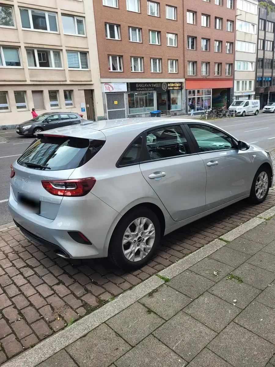 Usado Kia Ceed Edition 7 101 CV (74 kW) 2023 Plateado Utilitario