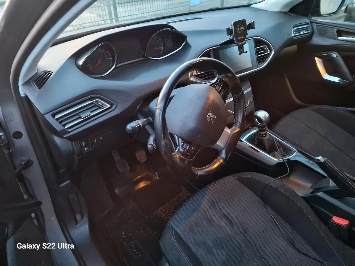 Gebraucht Peugeot 308 120 PS (88 kW) 2017 Silber Limousine
