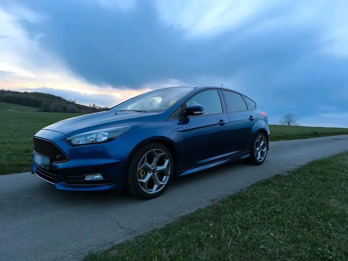 Gebraucht Ford Focus ST 250 PS (183 kW) 2018 Blau Limousine