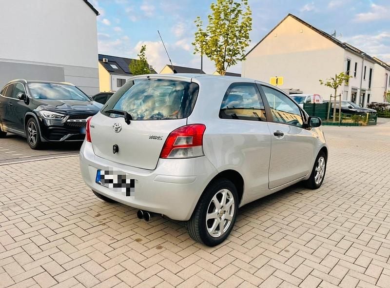 Gebraucht Toyota Yaris 100 PS (73 kW) 2012 Silber Kleinwagen
