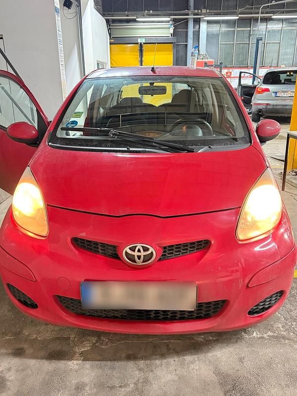Gebraucht Toyota Aygo 60 PS (44 kW) 2010 Rot Kleinwagen