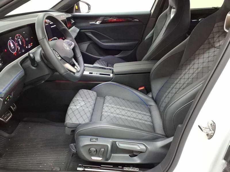 Second-hand VW Passat R-line 193 CP (141 kW) 2025 Alb Break