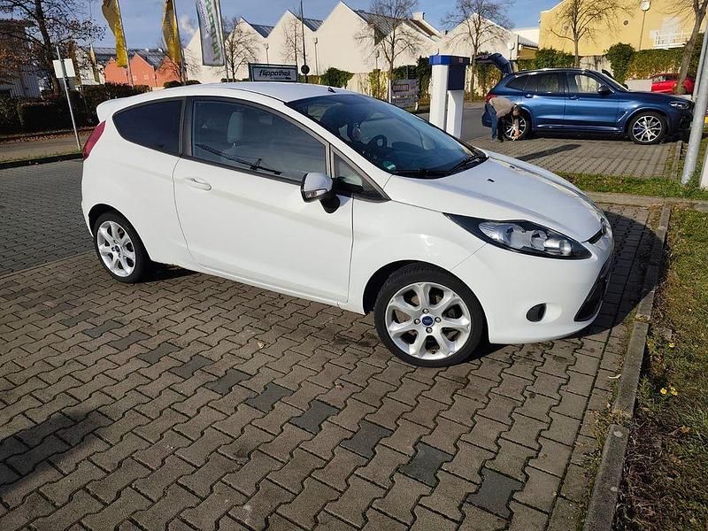 Weiß Gebraucht 2012 Ford Fiesta Trend Limousine | 3.479 € (Guter Preis) - Bild 1/4