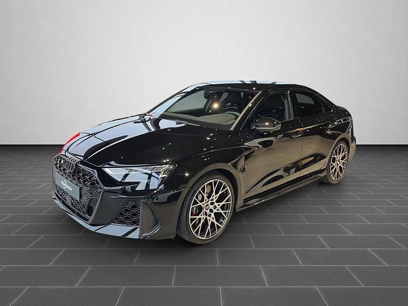 Mythosschwarz metallic (metallic) Gebraucht 2025 Audi RS3 Advanced Kleinwagen | 74.280 € (Teuer) - Bild 1/4