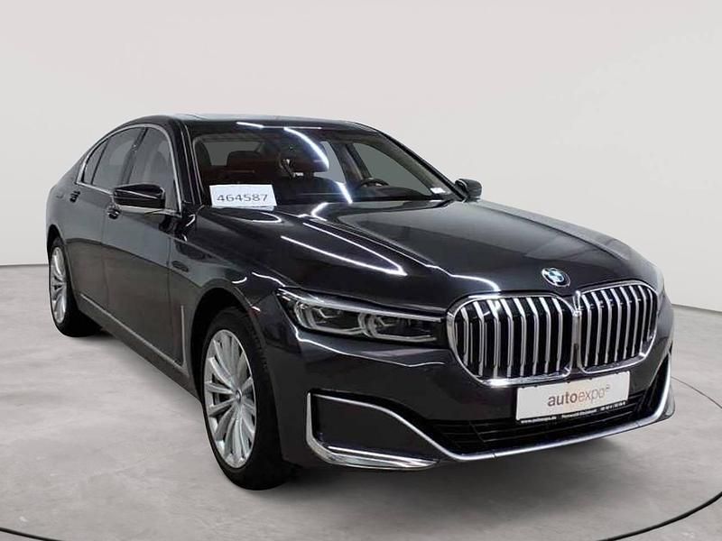 Gebraucht BMW 740 Sport Line 340 PS (250 kW) 2022 Sophistograu brillanteffekt metallic Limousine