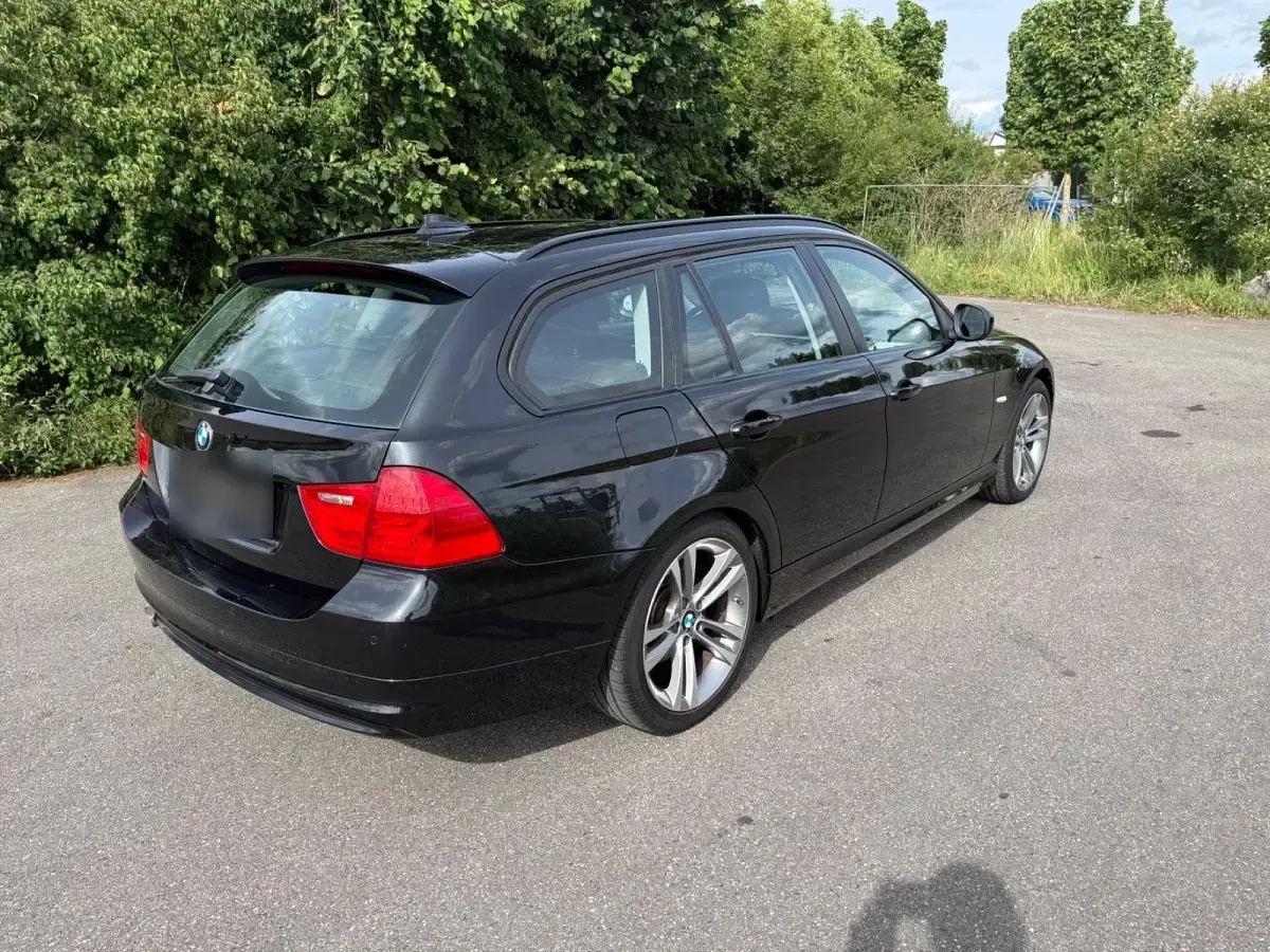 Gebraucht BMW 318 143 PS (105 kW) 2012 Schwarz Limousine