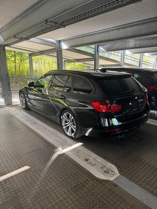 Schwarz Gebraucht 2012 BMW 330 Sport Line Kombi | 11.000 € (Guter Preis) - Bild 1/4