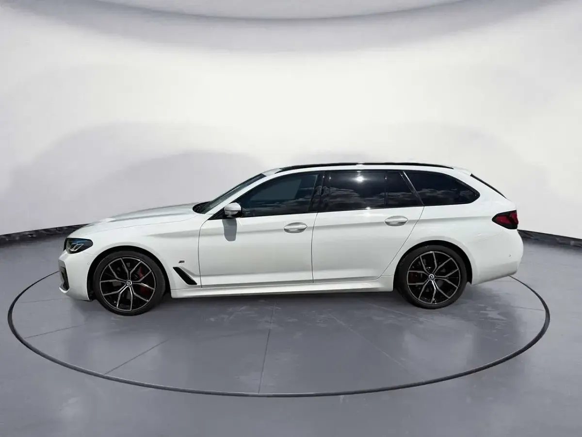 Gebraucht BMW 530 Performance 286 PS (210 kW) 2023 Alpinweiß uni Kombi