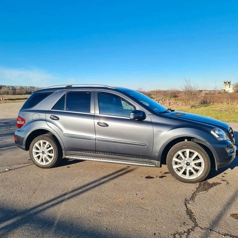Grau Gebraucht 2011 Mercedes ML300 Edition SUV | 10.500 € (Fairer Preis) - Bild 1/4