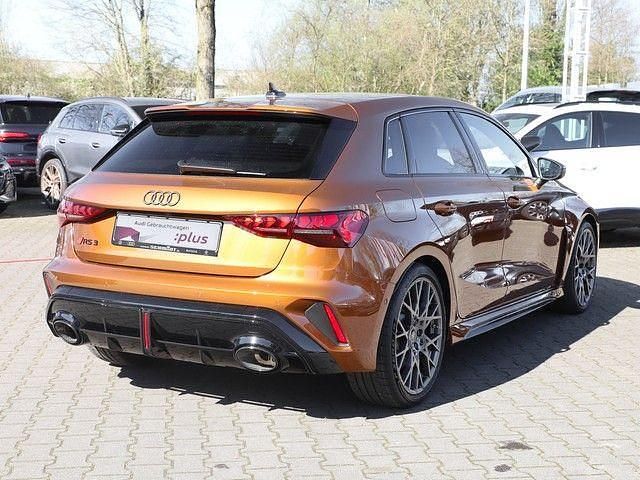 Neu Audi RS3 Sport 400 PS (294 kW) 2026 Ipanemabraun metallic indiv... Limousine