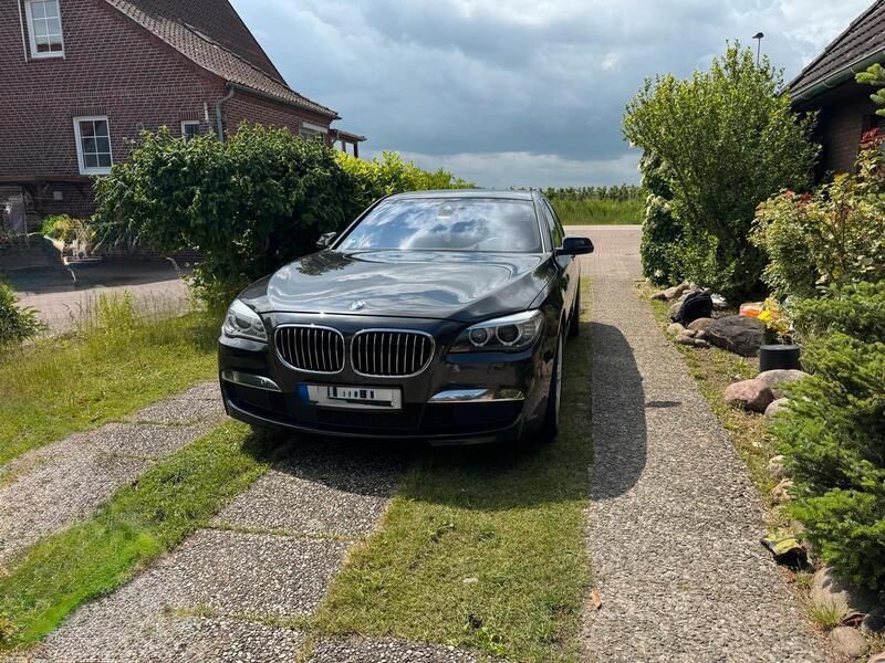 Grau Gebraucht 2012 BMW 730 M Sport Limousine | 22.400 € (Teuer) - Bild 1/4