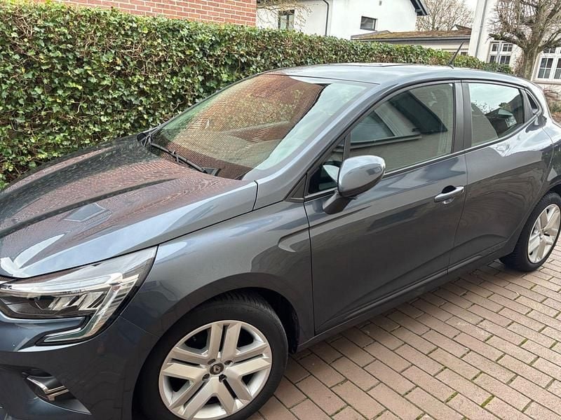 Grau Gebraucht 2022 Renault Clio V Business Kleinwagen | 12.500 € (Guter Preis) - Bild 1/4
