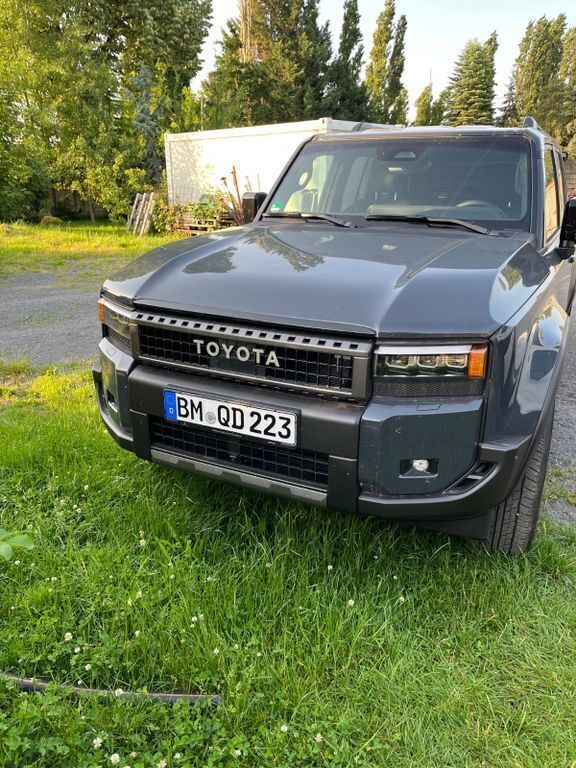Grau Gebraucht 2024 Toyota Land Cruiser Executive SUV | 73.000 € (Etwas zu teuer) - Bild 1/4