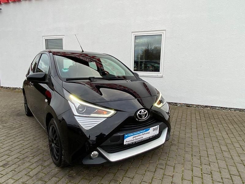 Schwarz Gebraucht 2021 Toyota Aygo X-play Kleinwagen | 8.990 € (Superpreis) - Bild 1/4