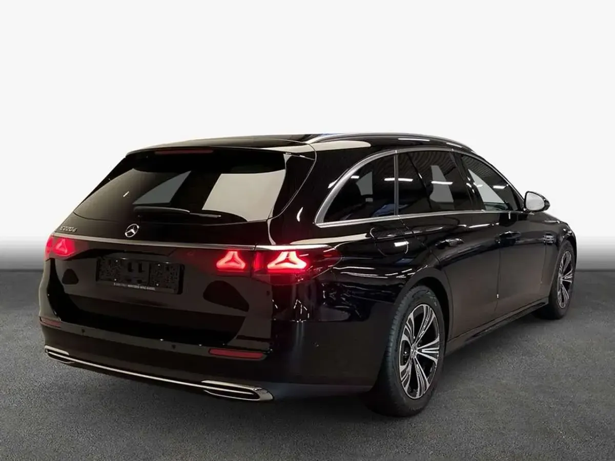 Gebraucht Mercedes E220 Avantgarde 197 PS (144 kW) 2026 Schwarz Kombi