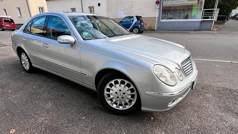 Silber Gebraucht 2003 Mercedes E240 Limousine | 4.100 € (Guter Preis) - Bild 1/4