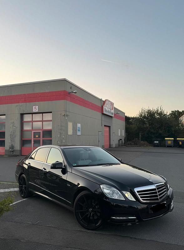 Gebraucht Mercedes E350 265 PS (194 kW) 2011 Schwarz Limousine