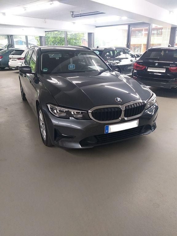 Grau Gebraucht 2021 BMW 320 Kombi | 19.999 € (Superpreis) - Bild 1/4
