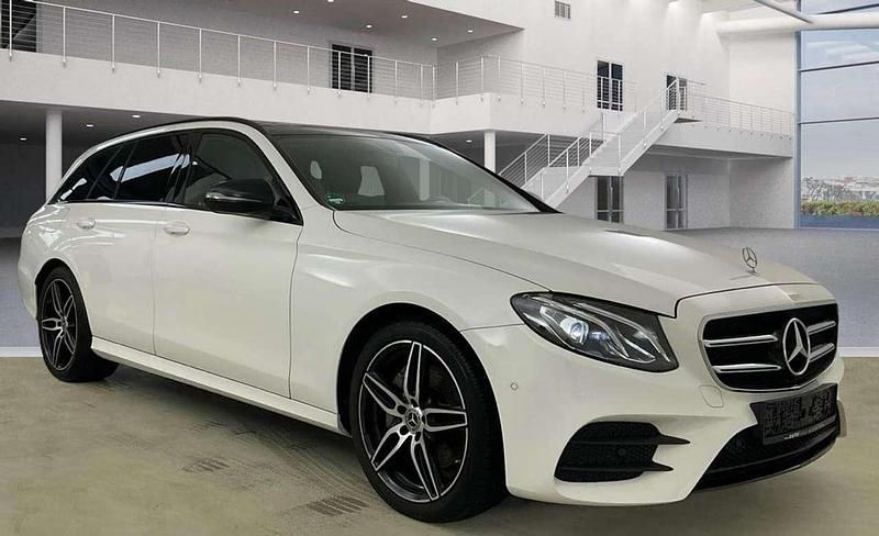Gebraucht Mercedes E220 AMG line 194 PS (142 kW) 2017 Polarweiss  unilack Kombi