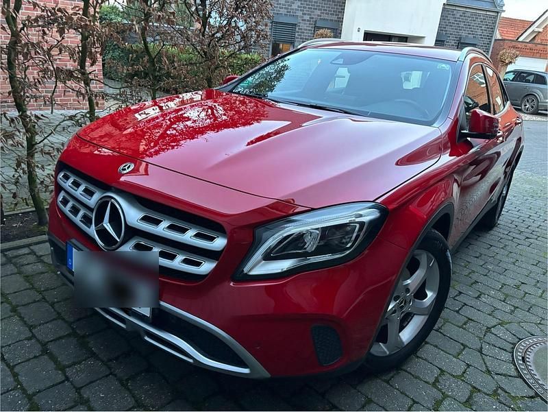 Rot Gebraucht 2018 Mercedes GLA180 Urban SUV | 18.990 € (Fairer Preis) - Bild 1/4