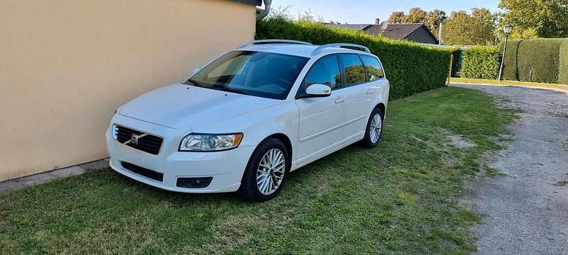 Weiß Gebraucht 2008 Volvo V50 Summum Kombi | 5.399 € - Bild 1/4