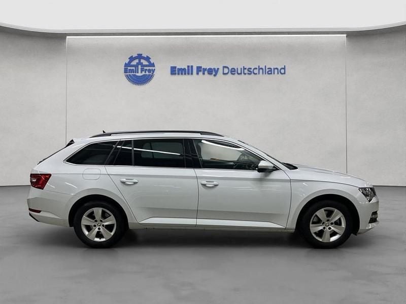Gebraucht Skoda Superb Ambition 150 PS (110 kW) 2023 Moonweiß perleffekt Kombi
