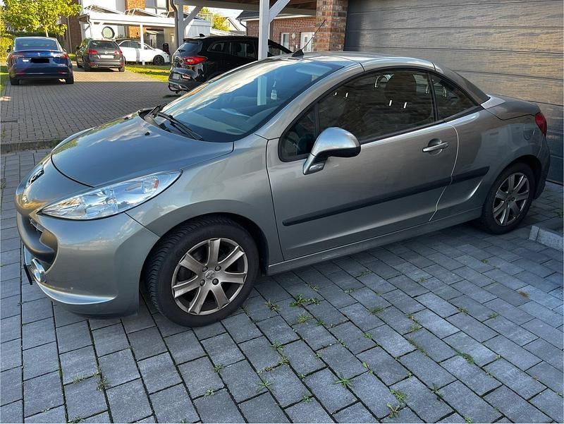 Grau Gebraucht 2007 Peugeot 207 CC Cabrio | 2.900 € (Fairer Preis) - Bild 1/4