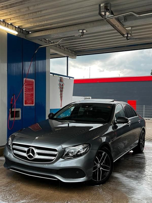 Grau Gebraucht 2016 Mercedes E220 Limousine | 21.300 € (Teuer) - Bild 1/4