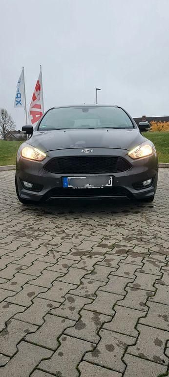 Grau Gebraucht 2018 Ford Focus ST-Line Limousine | 11.000 € (Fairer Preis) - Bild 1/4