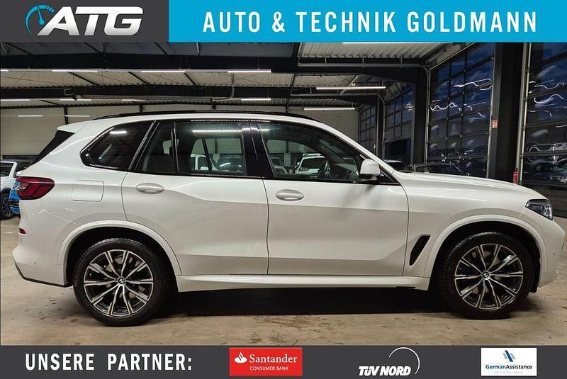 Mineralweiss Gebraucht 2022 BMW X5 M Sport SUV | 62.950 € (Superpreis) - Bild 1/4