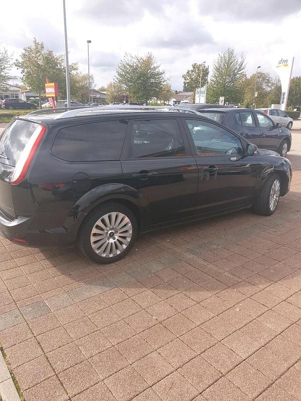 Braun Gebraucht 2009 Ford Focus Kombi | 3.300 € (Teuer) - Bild 1/4