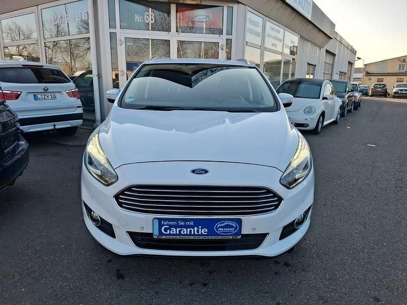 Weiß Gebraucht 2018 Ford S-MAX Titanium Van / Kleinbus | 13.990 € (Guter Preis) - Bild 1/4