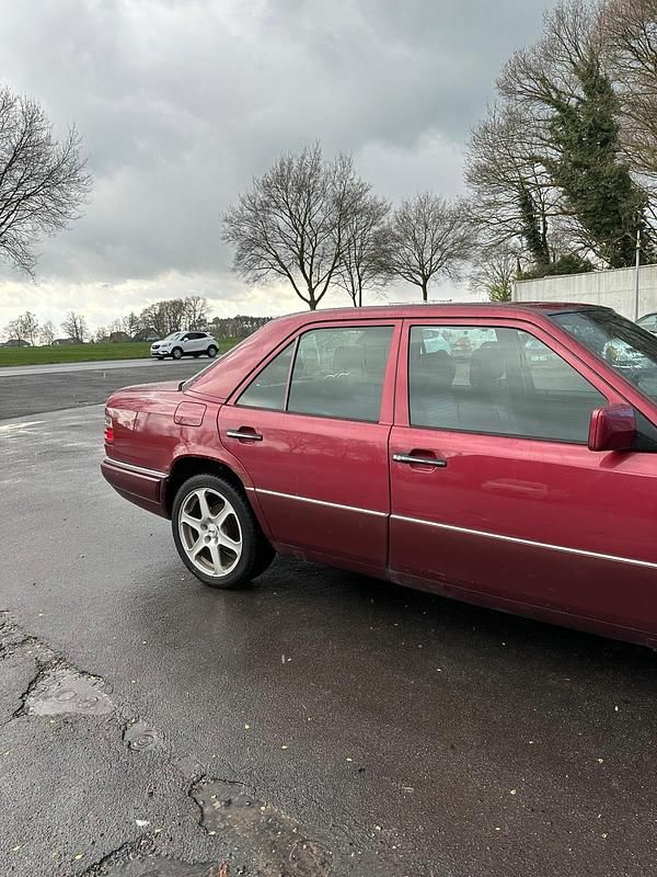 Brugt Mercedes E220 1994 Rød Sedan