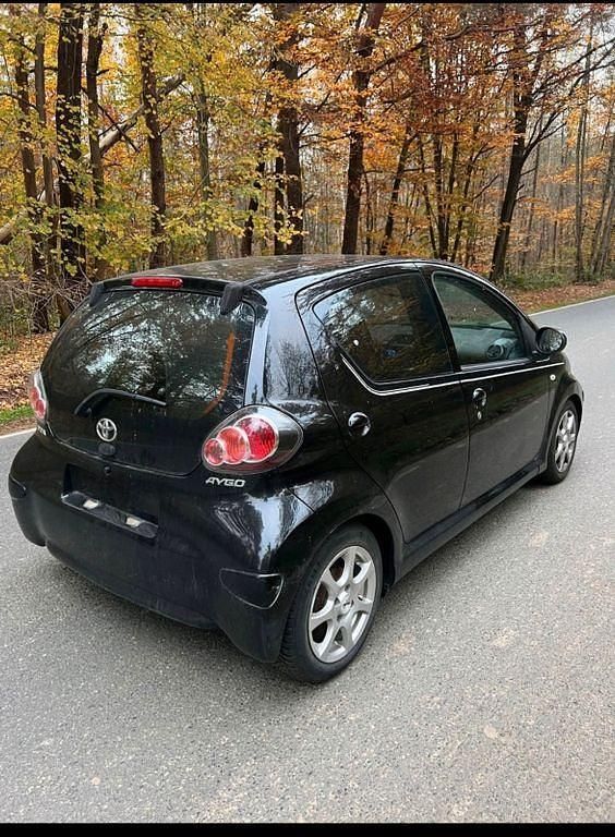 Gebraucht Toyota Aygo 68 PS (50 kW) 2010 Schwarz Kleinwagen
